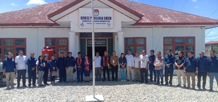 DPD NasDem Humbahas Daftarkan 30 Bacaleg DPRD ke KPU