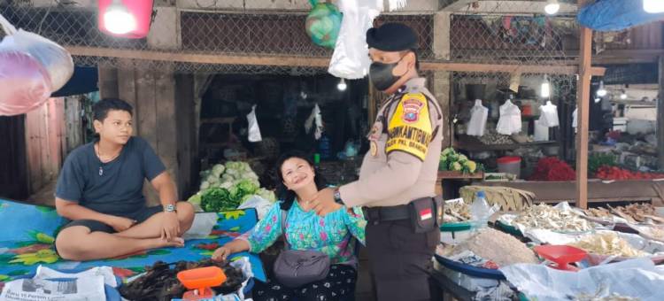 Sampaikan Pesan Kamtibmas, Personel Polsek Pangkalan Berandan Sambangi Pedagang Pasar
