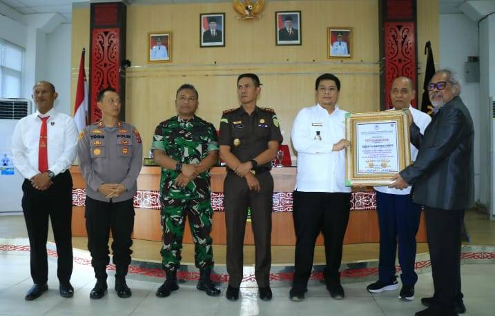 Ketua Komnas PA Arist Merdeka Sirait Berikan Penghargaan Pendampingan Anak kepada Pemkab Samosir