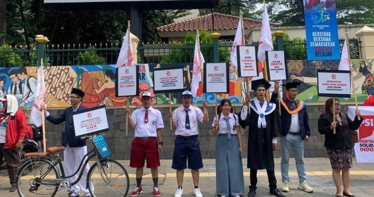 Kader PSI Pakai Seragam SD-SMA di Kemendikbud, Suarakan Revolusi Pendidikan
