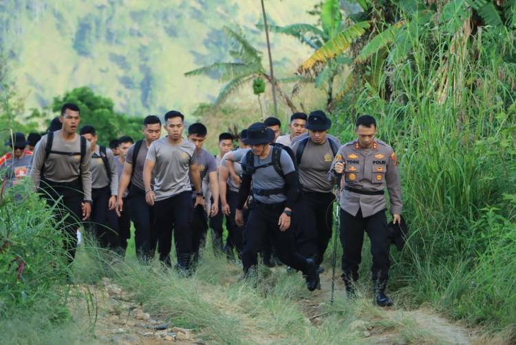 Pembinaan 30 Bintara Remaja Polres Samosir Berakhir di Puncak Pusukbuhit