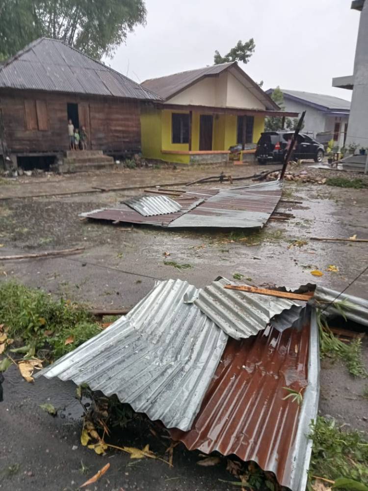Hujan Deras Disertai Angin Kencang Rusak 6 Rumah Warga di Balige