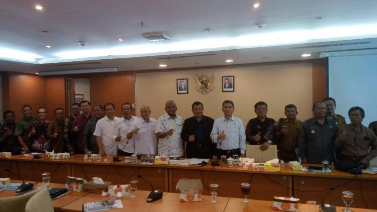 Jalan Provinsi di Habornas Toba Hancur Lebur, Camat, Kepala Desa dan Warga Datangi DPRD Sumut