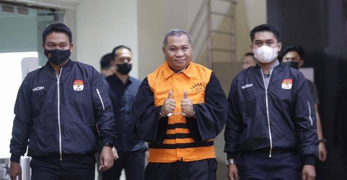 KPK Tahan Pengacara Lukas Enembe, Toga Advokat Tertutup Baju Tahanan