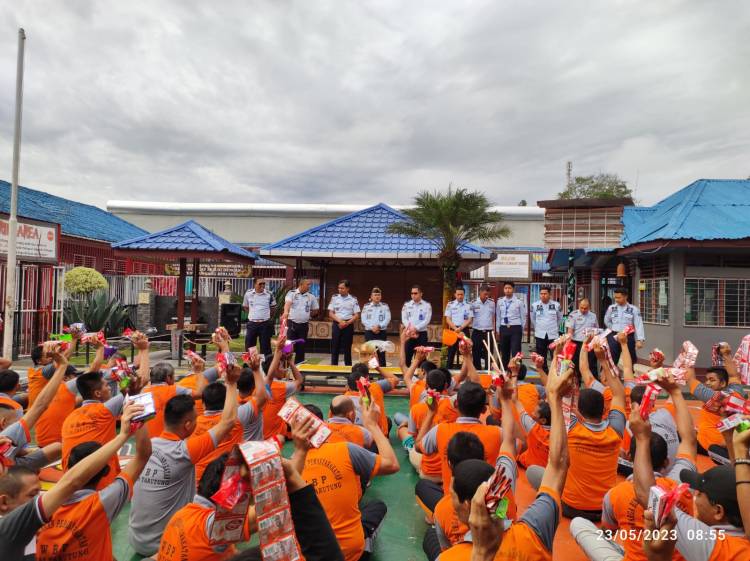 Kepala Rutan Tarutung Bagikan Perlengkapan Mandi kepada Seluruh WBP