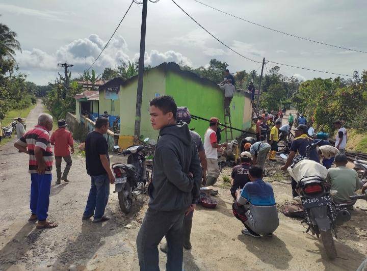 Warga Mekarsari Raya Gotongroyong Perbaiki Gedung Sekolah yang Rusak Terbakar