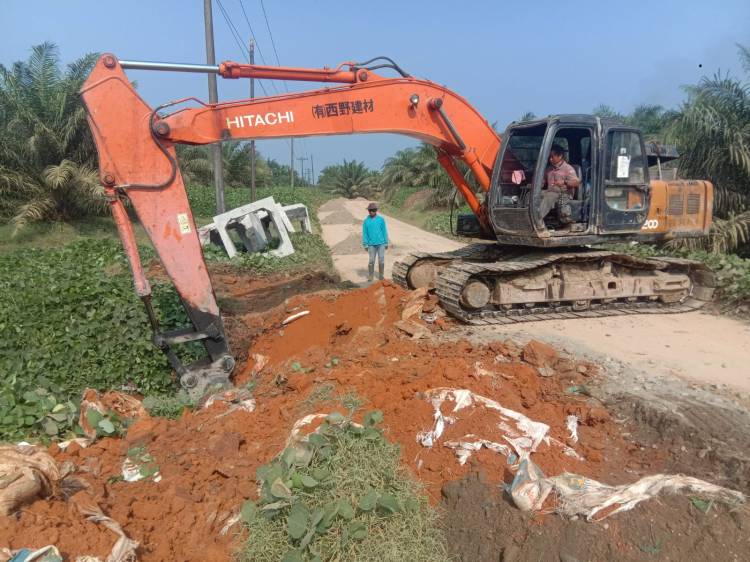 Satgas TMMD 116 Kodim 0204/DS Turunkan Alat Berat Optimalkan Pembuatan Gorong-Gorong