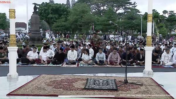 Jokowi Hingga Anwar Usman Tunaikan Salat Idul Adha di Halaman Gedung Agung