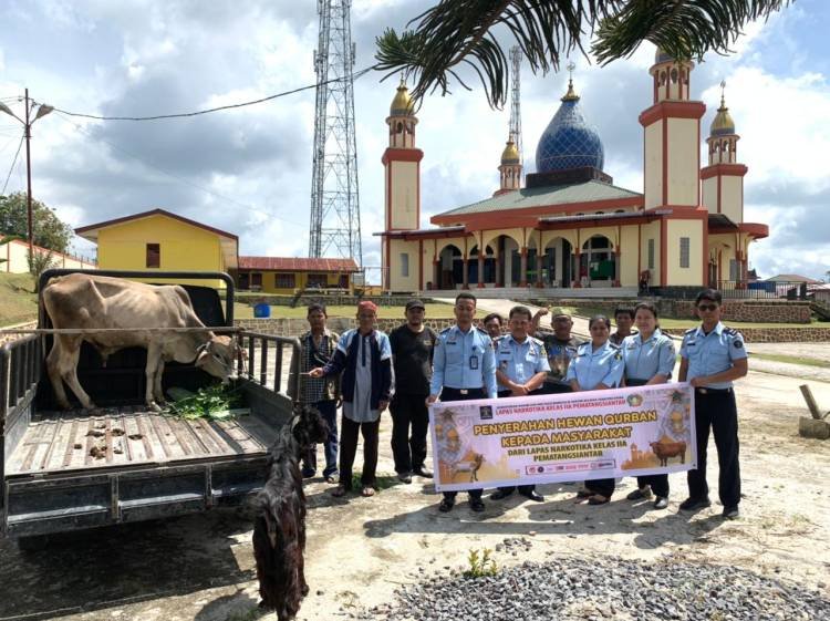 Lapas Narkotika Kelas IIA Pematangsiantar Serahkan Hewan Kurban di Mesjid Ar-Rahman Kecamatan Raya