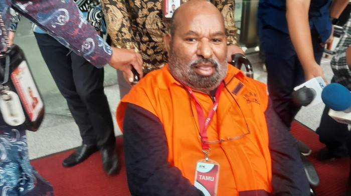 Lukas Enembe Tanpa Alas Kaki Hadiri Sidang Dakwaan Kasus Suap