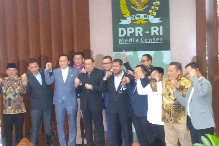 8 Fraksi DPR Ancam MK
