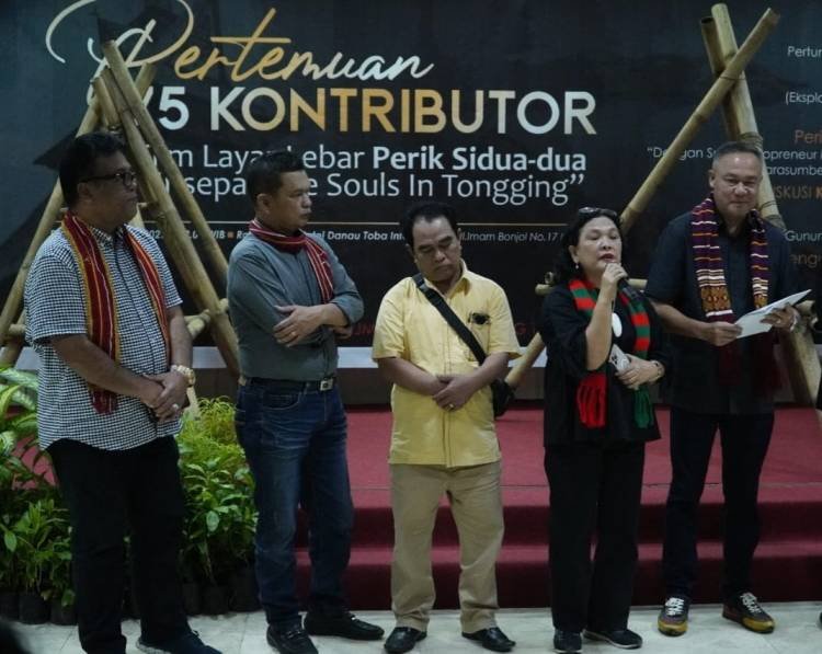 Novelis Ika DY Bukukan 75 Tokoh Pemerhati Sinema di Pengungsian Erupsi Gn Sinabung