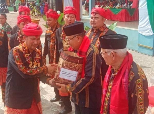 Pj Bupati Serahkan Cenderamata kepada Pendiri Agara