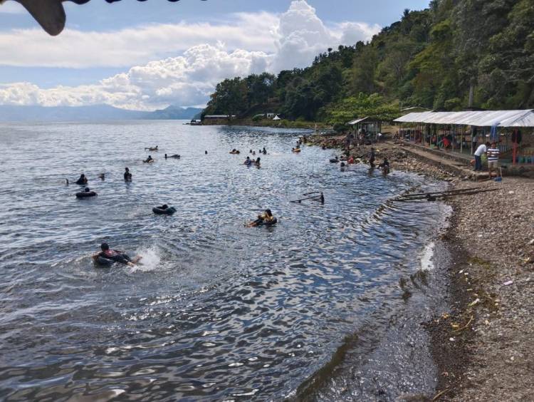 Libur Idul Adha, Pantai Danau Toba Tigaras Ramai