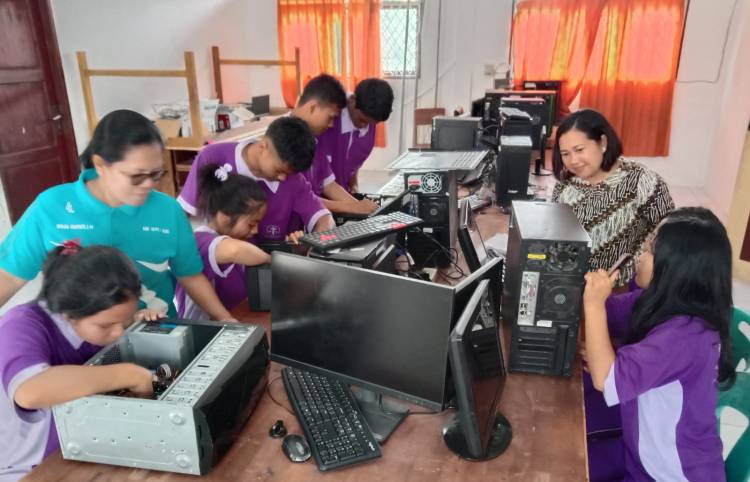 Siswa SMK Swasta GKPS 1 Raya Rakit Komputer