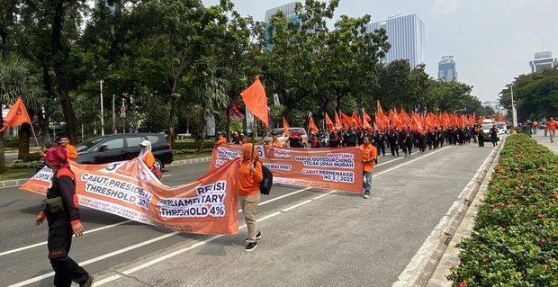 Massa Buruh Long March ke MK, Minta Omnibus Law UU Cipta Kerja Dicabut