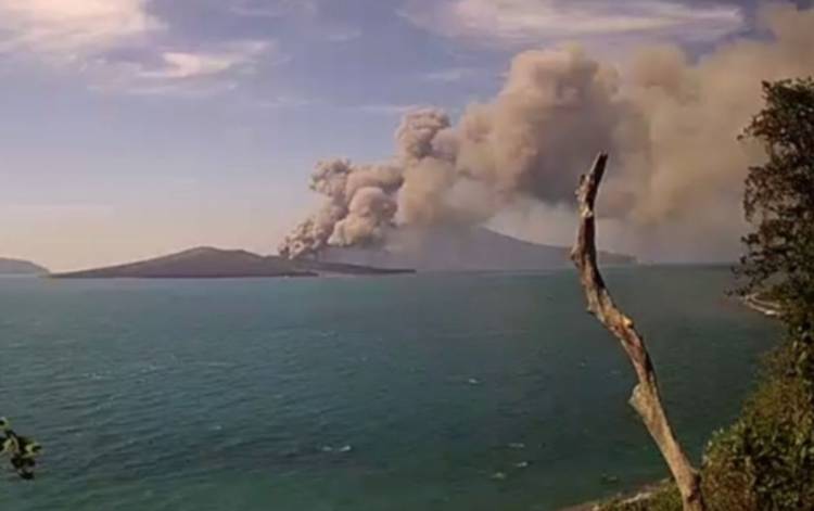 Gunung Anak Krakatau Erupsi, Semburkan Abu Vulkanik Setinggi 2 Km