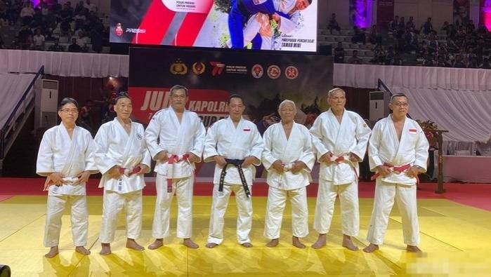Kapolri Sabet Sabuk Hitam Judo, Disematkan oleh Letjen Maruli Simanjuntak