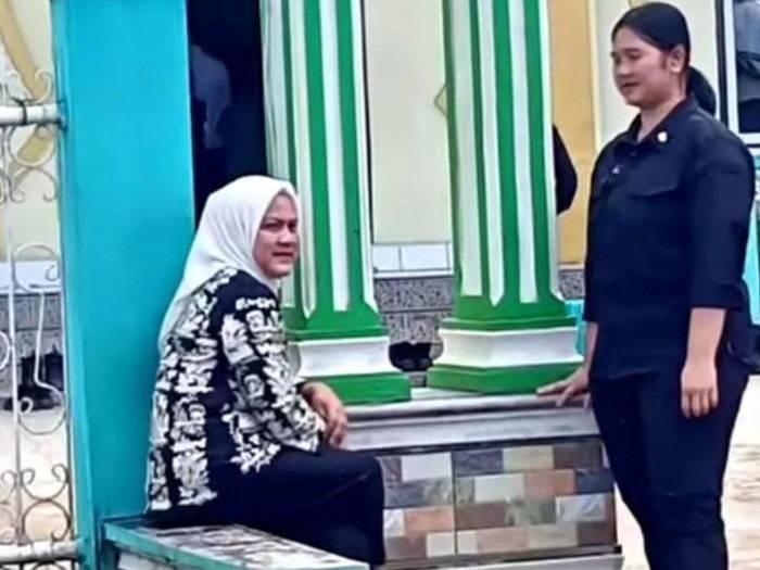 Camat di Bengkulu Ungkap Iriana Duduk Depan Masjid agar Tak Repotkan Warga