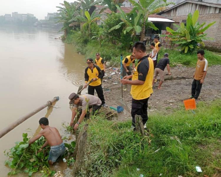 Polsek Bilah Hilir Bersihkan Sampah di Bantaran Sungai Bilah Negeri Lama