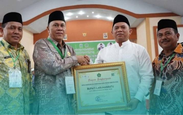 Bupati Labuhanbatu Terima Penghargaan dari Kakanwil Kemenag Sumut