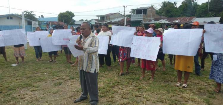 Seratusan Warga dan Orang Tua Siswa Tuntut Kepala SMKN 1 Biru-biru Dicopot