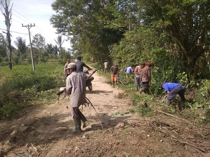 Warga Nagori Pematang Sidamanik Gotongroyong Bersihkan Jalan Tiga Urung Sampai Talunan