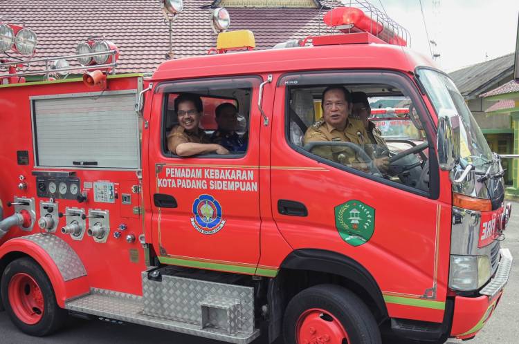 Pemko Padangsidimpuan Terima Hibah Mobil Damkar dan Ambulans dari Kemendagri