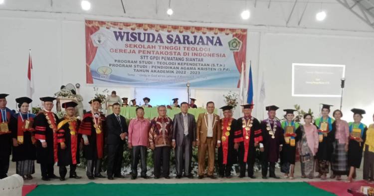 Ketua STT GPDI Pematangsiantar Mewisuda 32 Sarjana Teologi Kependetaan dan PAK