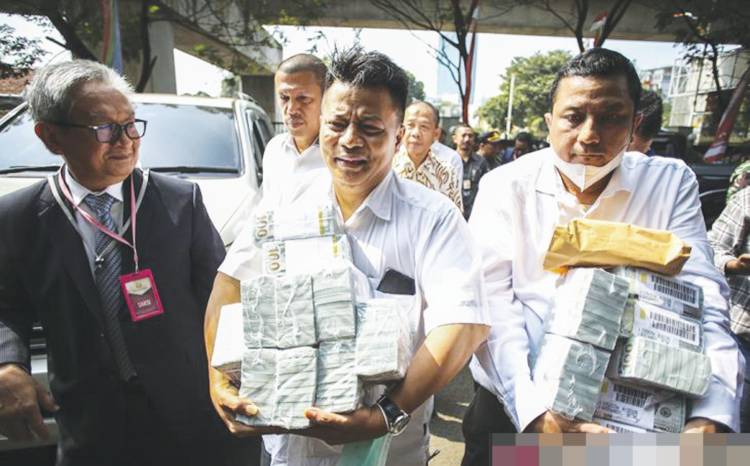 Pengacara Irwan Hermawan Serahkan Tunai USD 1,8 Juta ke Kejagung