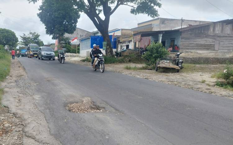 Badan Jalan Nasional Sidikalang-Medan Berlubang Ancam Pengendara