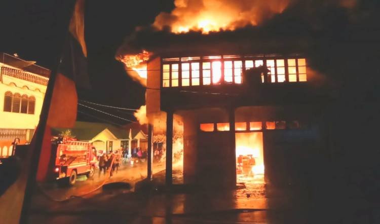 Enam Rumah Kayu Bertingkat Ludes Terbakar di Tiganderket Karo