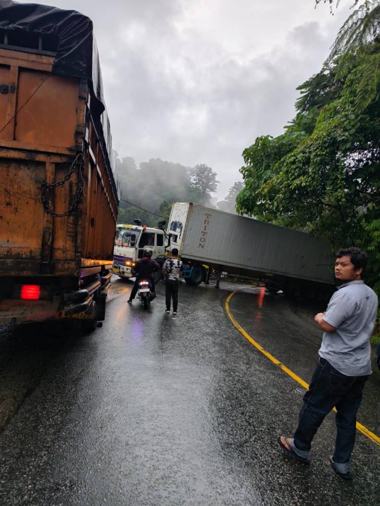 Truk Kontainer Mogok Melintang, Arus Lalin Macet di Jalan Jamin Ginting