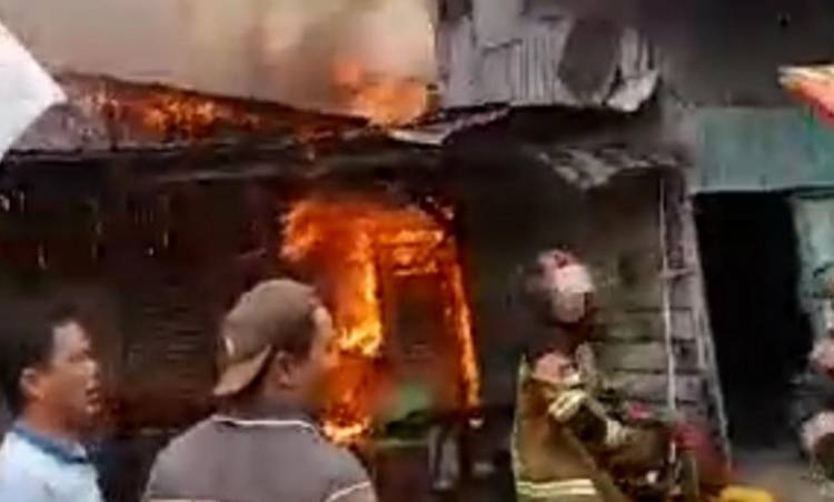 Enam Rumah Ludes Terbakar di Medan Amplas