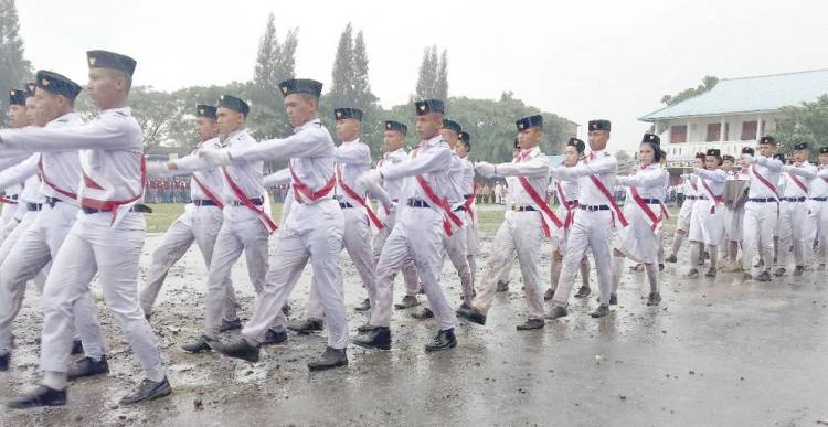 Paskibra Rela Berlumpur Demi Kibarkan Bendera Merah Putih di Raya Simalungun