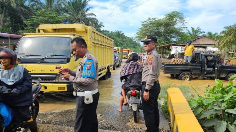 Jalan Provinsi Terendam Banjir, Polsek Bilahilir Sigap Urai Kemacetan