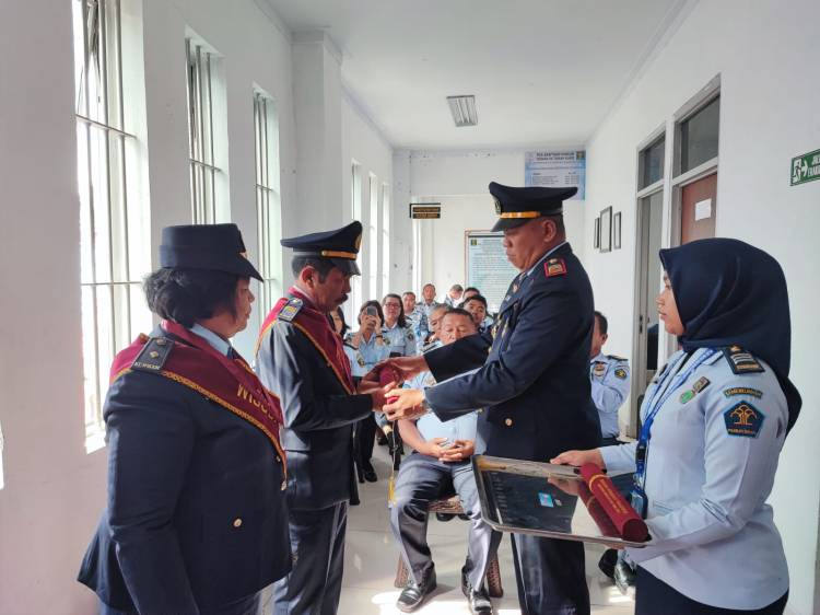 Rutan Kabanjahe &ldquo;Wisuda&rdquo; Dua Pegawai yang Purnabakti