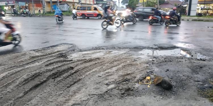 Jalan Rusak di Persimpangan Lampu Merah Ahmad Yani P Siantar Ancam Keselamatan Pengendara