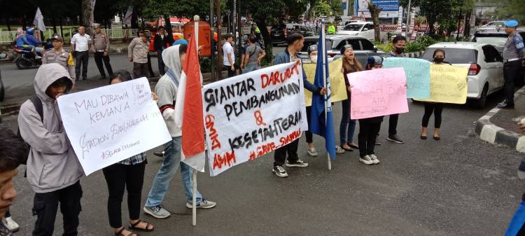 Puluhan AMM dan GMKI Unjuk Rasa ke DPRD Pematangsiantar Tagih Janji dan Prestasi Wakil Rakyat