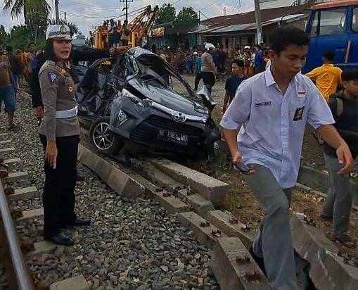 Mobil Tertabrak Kereta Api di Tebingtinggi, 2 Meninggal Dunia