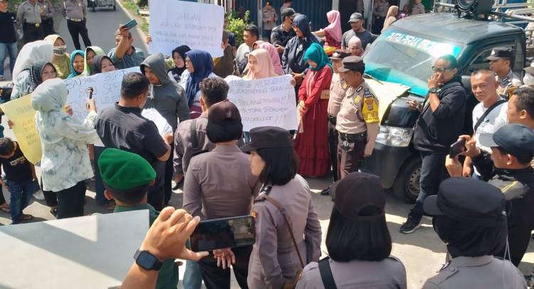 Dugaan Penggelapan Dana Desa, Puluhan Warga Unjuk Rasa di Hamparan Perak