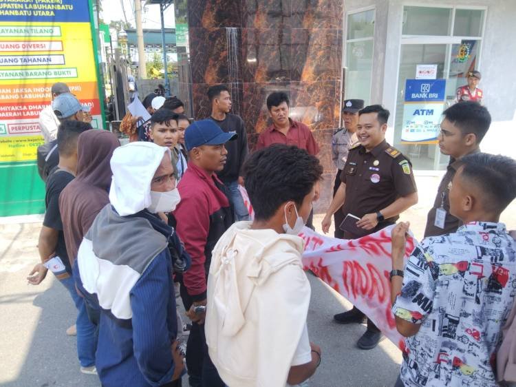 Forum Masyarakat dan Pemuda Desa Seibaru Unjuk Rasa di Kejari Labuhanbatu
