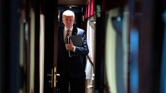 Biden Ketemu PM Li di KTT G20: Saya Tak Ingin Mengekang China