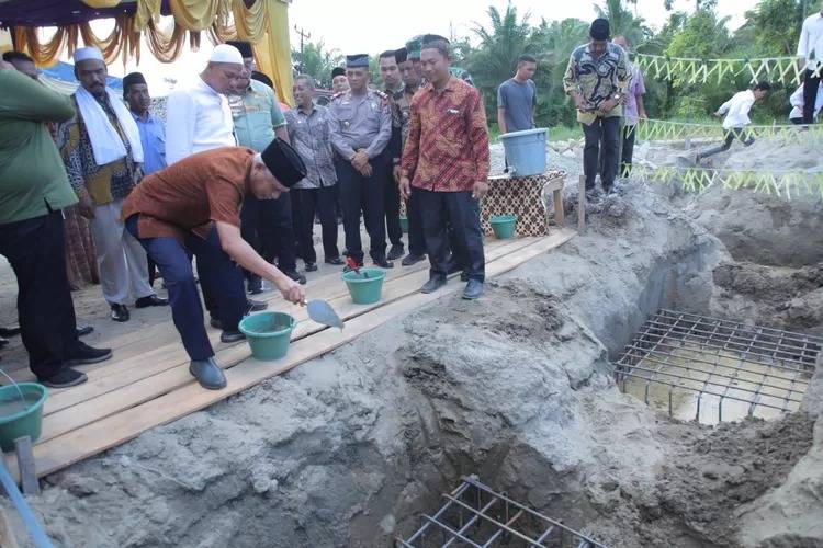 Bupati dan Wakil Bupati Asahan Letakkan Batu Pertama Pembangunan Masjid