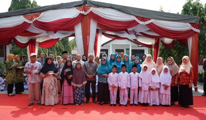 Bupati Asahan Serahkan Obat Cacing Kepada 370 Siswa SDN 015861 Bunut Sebrang