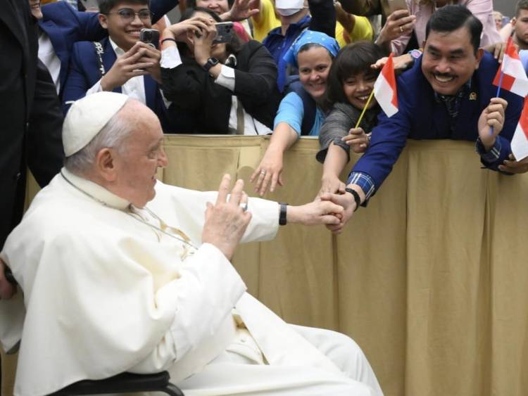 Audiensi Massal, Hendrik Sitompul Kibarkan Merah Putih di Basilika St Petrus Vatikan