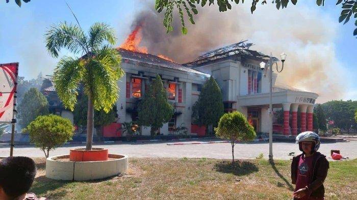 Demo Berujung Ricuh, Kantor Bupati Pohuwato Gorontalo Dibakar