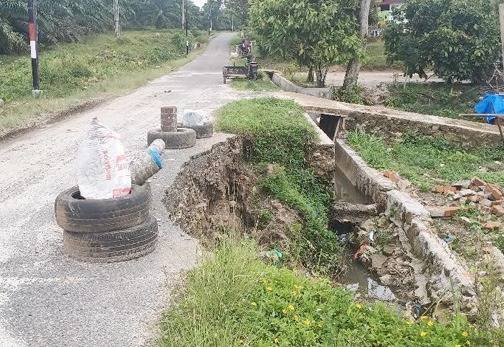 Jalan Menuju Nagori Panombean Hutaurung Terancam Putus