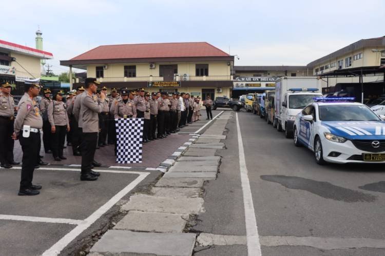 Kapolrestabes Medan Salurkan Mobil Tangki Pembawa Bantuan Air Bersih ke Masyarakat