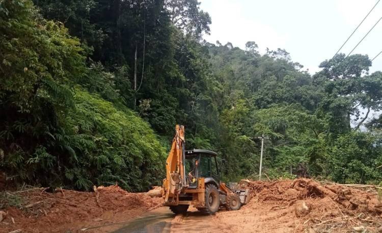 Pembersihan Material Longsor di Jalan Sibolga-Tarutung Terus Berlangsung